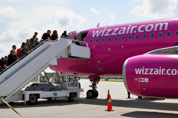 Львов, Украина - 18 мая 2019 года: Львов, Украина - 18 мая 2019 года: Посадка пассажиров на самолет авиакомпании Wizz Air возле пассажирского терминала Международного аэропорта Львова Данило Галицкого
.