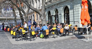 Bratislava, Slovak Cumhuriyeti - 31 Mart 2019: Şehrin eski sokaklarında Masalar restoran. 