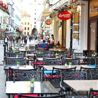 Bratislava, Slovak Cumhuriyeti - 31 Mart 2019: Şehrin eski sokaklarında Masalar restoran. 