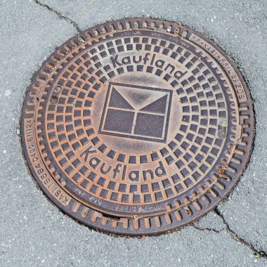 Kutna Hora, Çek Cumhuriyeti - 24 Mayıs 2019: Kaufland alışveriş merkezleri ağının amblemi ile kanalizasyon rögar