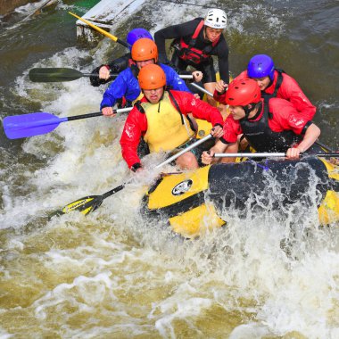 Prag, Çek Cumhuriyeti - 25 Mayıs 2019: Prag-Troja Kano Merkezi'nde Rafting.