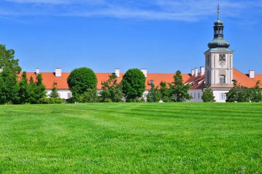 Kutna Hora, Çek Cumhuriyeti - 24 Mayıs 2019: Cizvit Koleji. Mimari ve doğa.