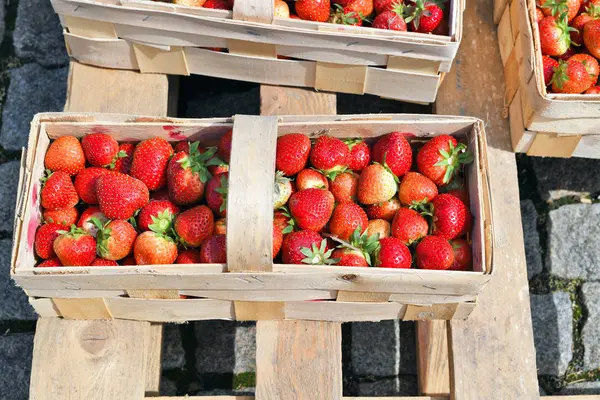 Fresas Una Cesta Madera Para Venta Por Menor — Foto de Stock