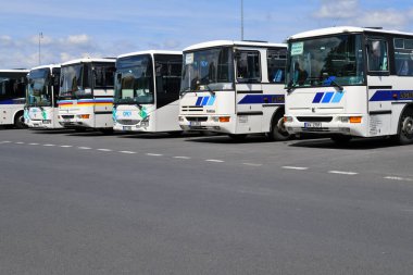 Karlovy Vary, Çek Cumhuriyeti - 23 Mayıs 2019: Yolcu binmeden önce otoparkta şehirlerarası otobüsler.