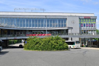 Karlovy Vary, Çek Cumhuriyeti - 23 Mayıs 2019: Karlovy Vary'de otobüs ve demiryolu yolcu terminali.
