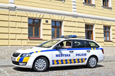 Kutna Hora, Çek Cumhuriyeti - 23 Mayıs 2019: Eski şehrin sokağında polis devriye arabası.