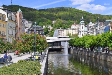 Karlovy Vary, Çek Cumhuriyeti - 23 Mayıs 2019: Tepla nehri boyunca şehrin orta kesimi.