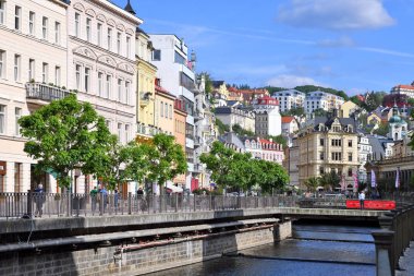 Karlovy Vary, Çek Cumhuriyeti - 23 Mayıs 2019: Tepla nehri boyunca şehrin orta kesimi.