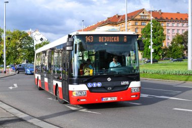 Prag, Çek Cumhuriyeti - 25 Mayıs 2019: Şehir içi otobüs yolda.
