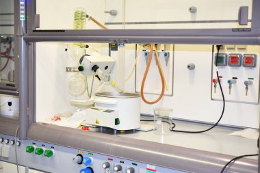 Prag, Çek Cumhuriyeti - 25 Mayıs 2019: Çözeltinin buharlaşması. Laboratuvarda kimyasal başlık altında döner evaporatör. Organik ve Biyokimya Enstitüsü.