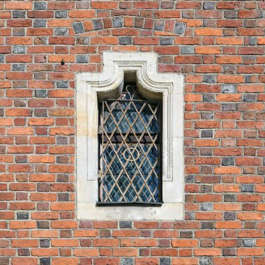 Eski bir binanın kafesi olan pencere. Eski Wroclaw, 2019.