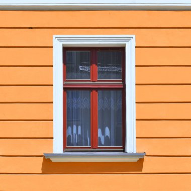 Eski bir binanın penceresi. Eski Wroclaw, 2019.