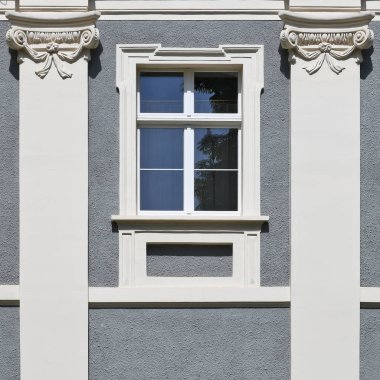 Eski bir binanın penceresi. Eski Wroclaw, 2019.