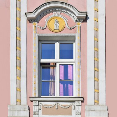 Eski bir binanın penceresi. Eski Wroclaw, 2019.