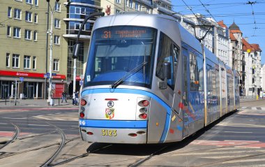Wroclaw, Polonya Cumhuriyeti - 19 Mayıs 2019: tramvay şehir sokaklarında.