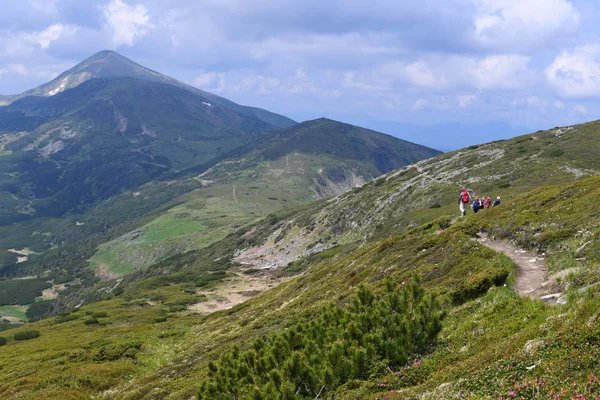 Grupo Turistas Caminhando Nas Montanhas — Fotografia de Stock