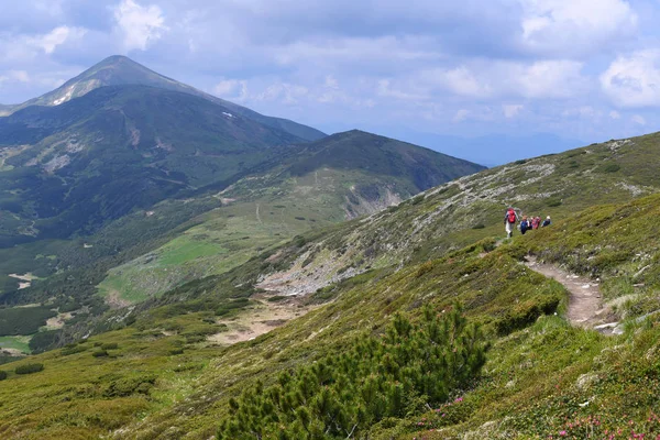 Groep Toeristen Wandelen Bergen — Stockfoto