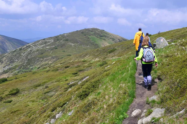 Grupo Turistas Que Caminan Por Las Montañas — Foto de Stock