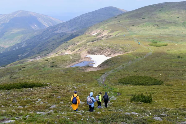 Touristengruppe Beim Wandern Den Bergen — Stockfoto