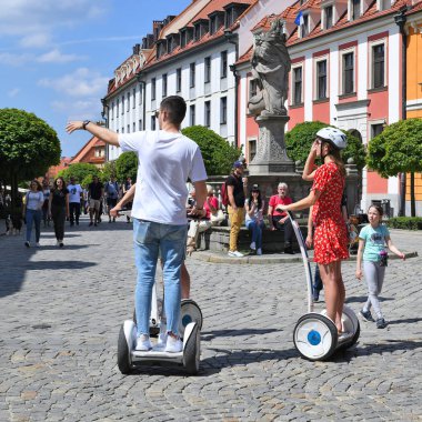 Wroclaw, Polonya Cumhuriyeti - 19 Mayıs 2019: Wroclaw 'ın eski sokaklarında Segway turu.