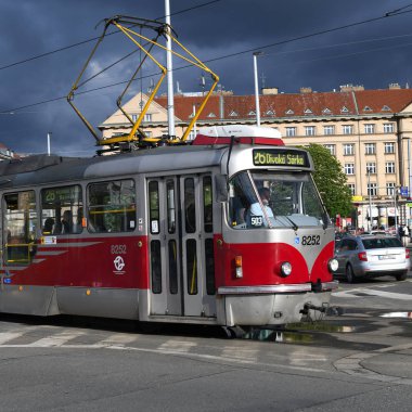 Prag, Çek Cumhuriyeti - 25 Mayıs 2019: Şehrin sokaklarında eski tramvay.