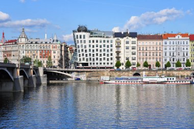 Prag, Çek Cumhuriyeti - 25 Mayıs 2019: Gezi terası ve çatıda Mary lakaplı metalin büyük bükümlü yapısı Dancing House.