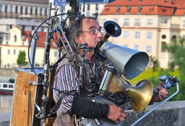 Prag, Çek Cumhuriyeti-25 Mayıs 2019: Sokak müzisyeni. Charles Köprüsü 'nde tek kişi grubu.