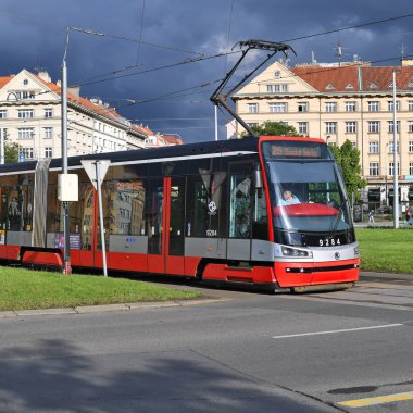 Prague, Çek Cumhuriyeti - 7 Mayıs 2017: bir modern tramvay şehrin sokaklarında.