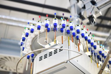 Otoörnekleyici ile Nmr spektrometresi. Organik ve Biyokimya.