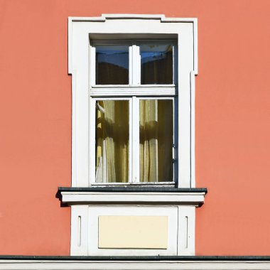 Eski bir binanın penceresi. Eski Wroclaw, 2019.