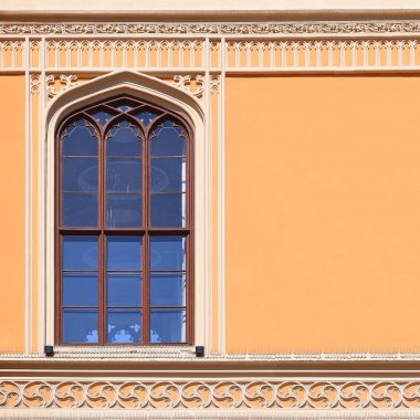 Eski bir binanın penceresi. Eski Wroclaw, 2019.