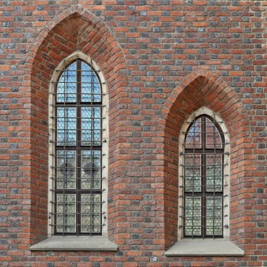 Eski bir binanın kafesi olan pencere. Eski Wroclaw, 2019.