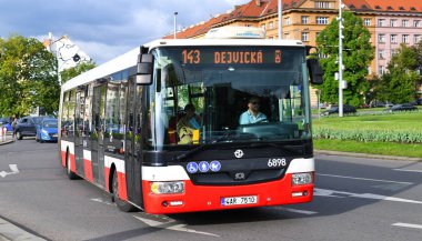 Prague, Çek Cumhuriyeti - 4 Mayıs 2018: şehir otobüs yolu üzerinde.