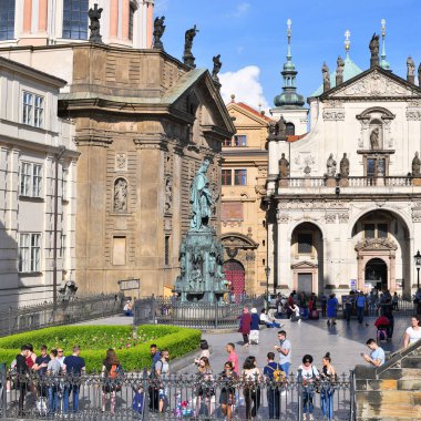Prag, Çek Cumhuriyeti - 25 Mayıs 2019: Haçlılar meydanında İmparator IV. Charles Köprüsü'nden görünüm.