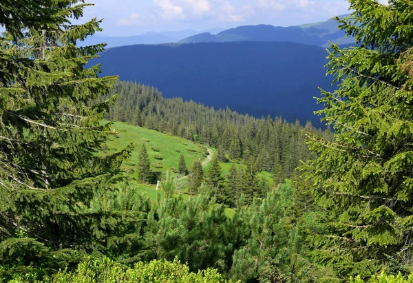 Krásná Krajina Horami Modrá Obloha — Stock fotografie