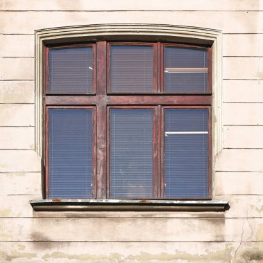Eski bir binanın penceresi. Eski Wroclaw, 2019.
