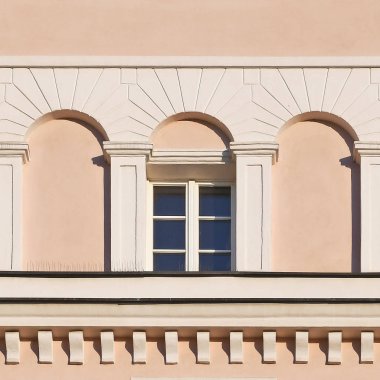 Eski bir binanın penceresi. Eski Wroclaw, 2019.