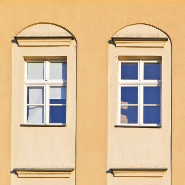 Eski bir binanın penceresi. Eski Wroclaw, 2019.