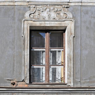 Eski bir binanın penceresi. Eski Wroclaw, 2019.