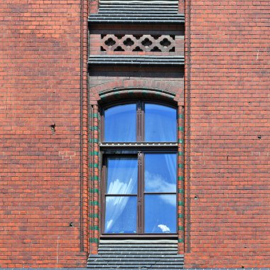 Eski bir binanın penceresi. Eski Wroclaw, 2019.