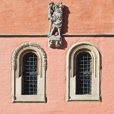 Eski bir binanın kafesi olan pencere. Eski Wroclaw, 2019.