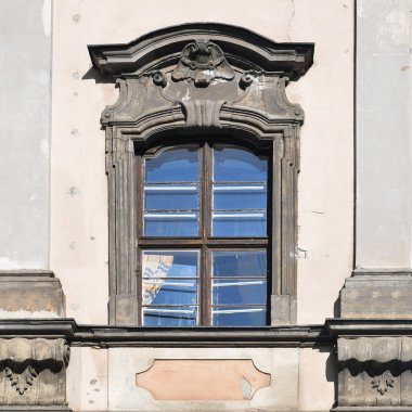 Eski bir binanın penceresi. Eski Wroclaw, 2019.