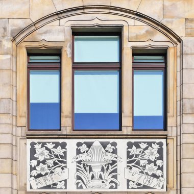 Eski bir binanın penceresi. Eski Wroclaw, 2019.