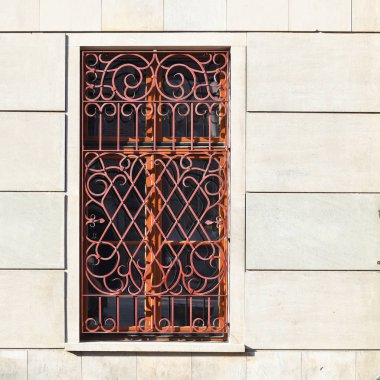 Eski bir binanın kafesi olan pencere. Eski Wroclaw, 2019.