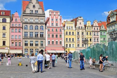 Wroclaw, Polonya Cumhuriyeti - 19 Mayıs 2019: Pazar Meydanı Multimedya Çeşmesi.