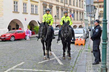Prag, Çek Cumhuriyeti-Mayıs 25, 2019: eski kentin sokakta polis monte.