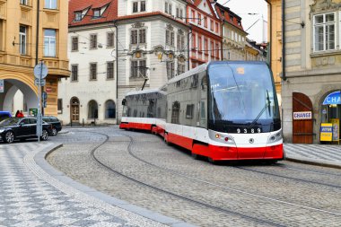 Prag, Çek Cumhuriyeti - 25 Mayıs 2019: Şehrin sokaklarında modern bir tramvay.