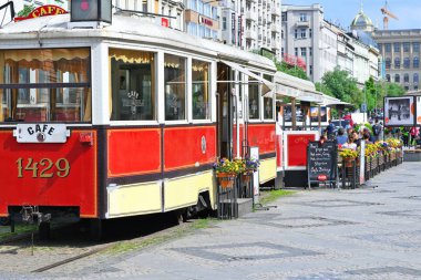 Prag, Çek Cumhuriyeti - 25 Mayıs 2019: Şehrin eski kesiminde tramvay-kafe.