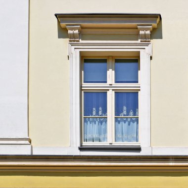 Eski bir binanın penceresi. Eski Wroclaw, 2019.