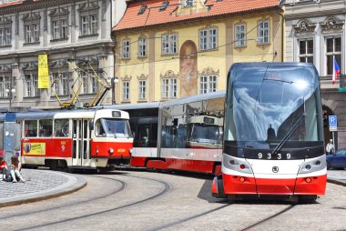 Prague, Çek Cumhuriyeti - 7 Mayıs 2017: bir modern tramvay şehrin sokaklarında.